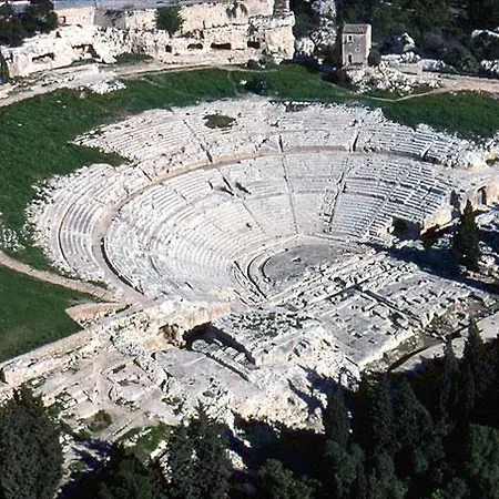 Giardino Del Teatro, Immersa Nel *